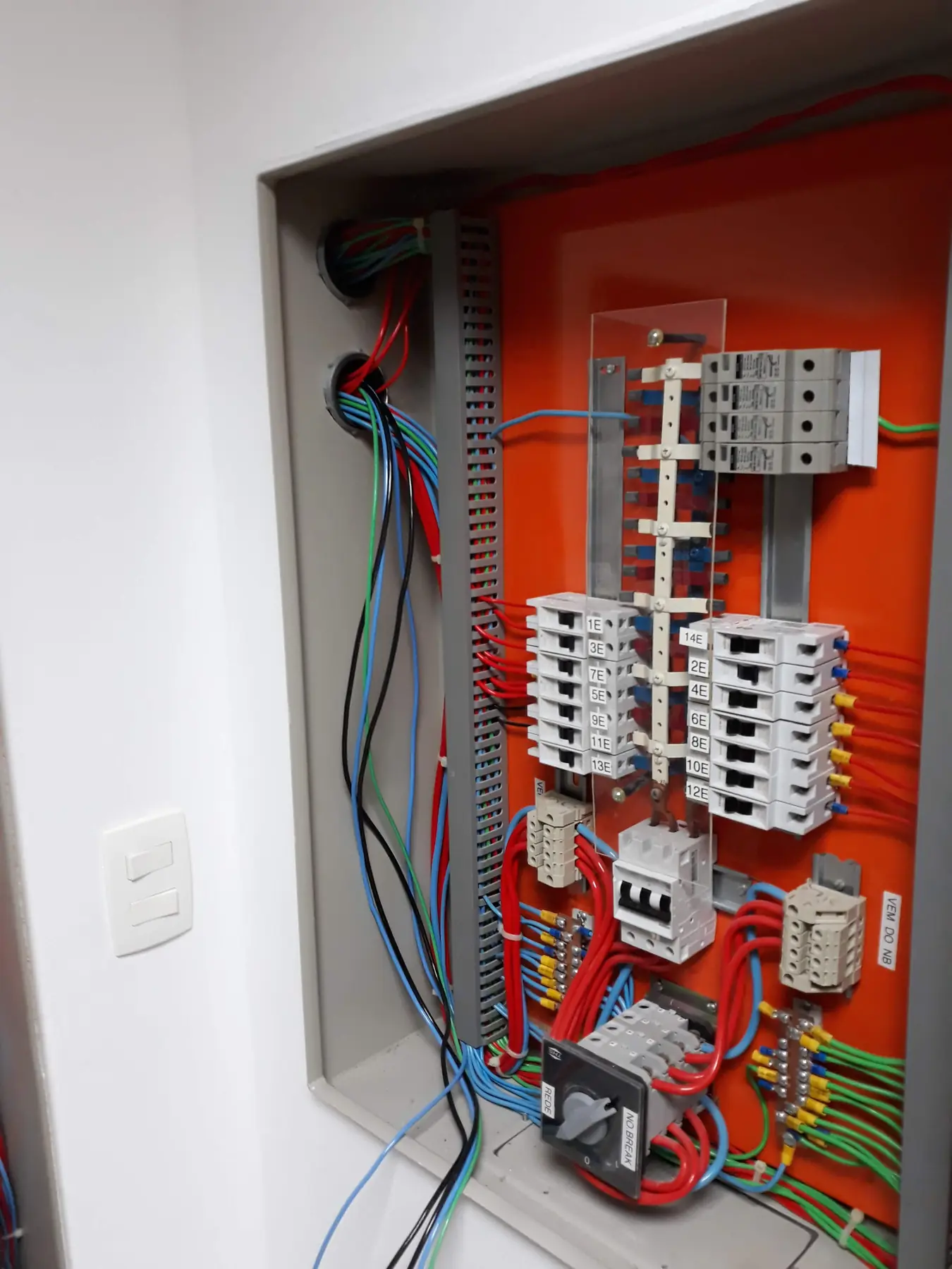 Quadro elétrico organizado e identificado
