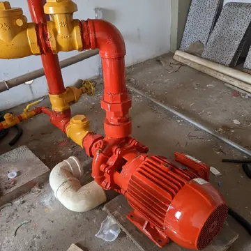 Conjunto de bombeamento de combate a incêndio