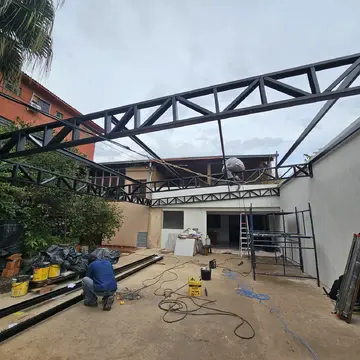 Montagem de estrutura metálica em campo