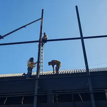 Montagem de estrutura metálica em fachada