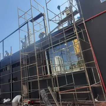 Montagem metálica com apoio de andaimes