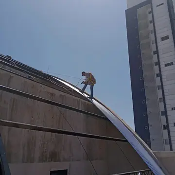 Instalação de cobertura metálica com trabalho em altura