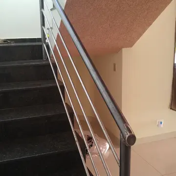 Corrimão metálico instalado em escada