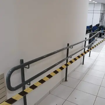 Corrimão contínuo em circulação acessível