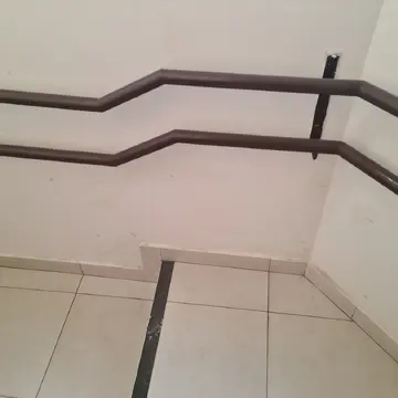 Corrimão metálico fixado em parede