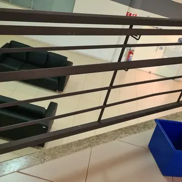 Guarda-corpo metálico em escada interna