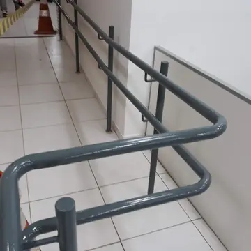 Corrimão tubular instalado em área interna