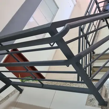 Guarda-corpo metálico com acabamento pintado