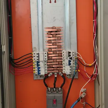 Quadro elétrico com circuitos organizados