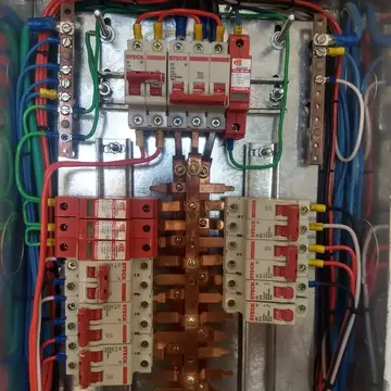 Dispositivos de proteção em quadro elétrico