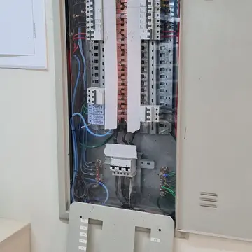 Quadro elétrico em manutenção