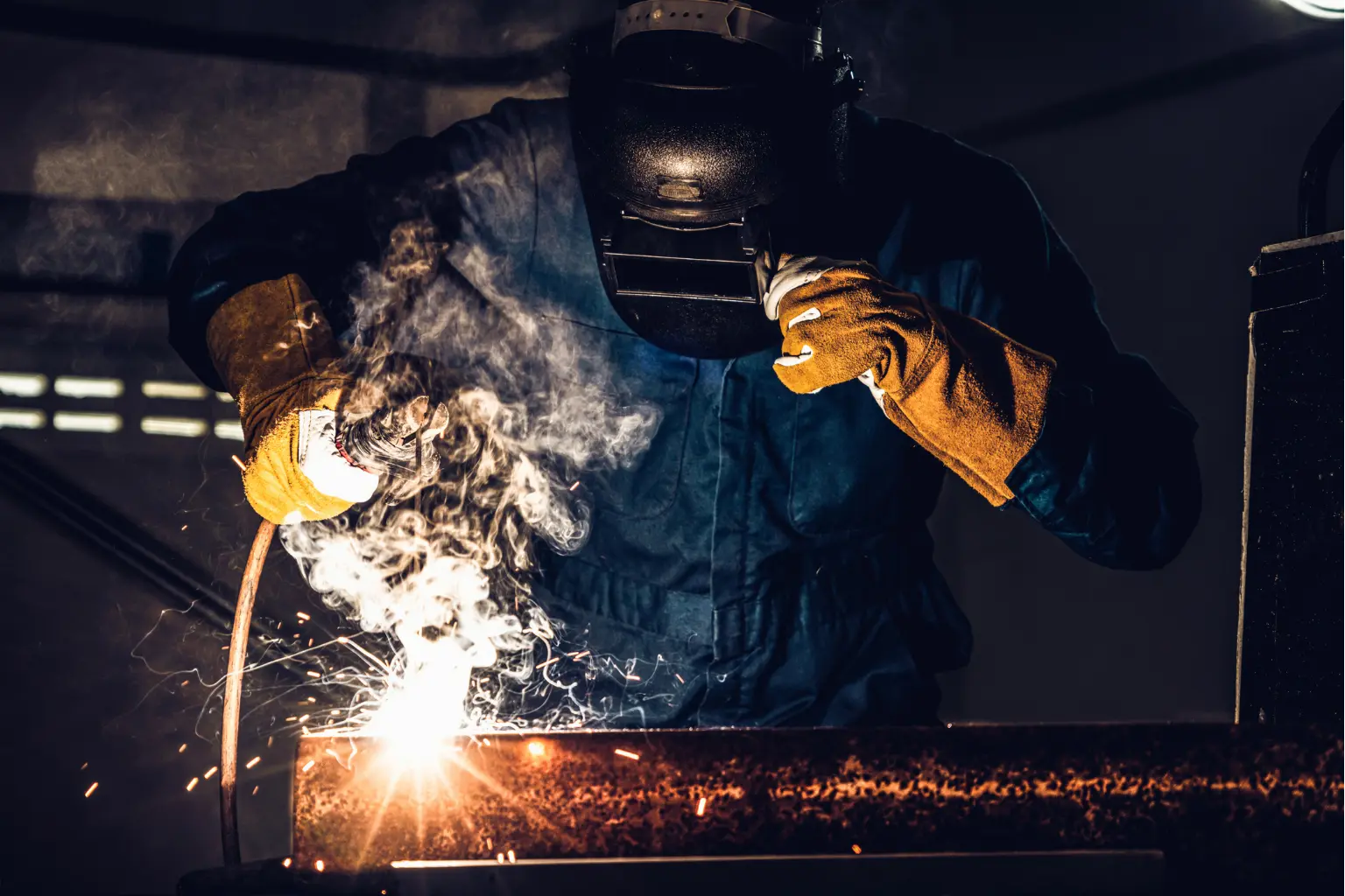 Equipe trabalhando em solução de engenharia